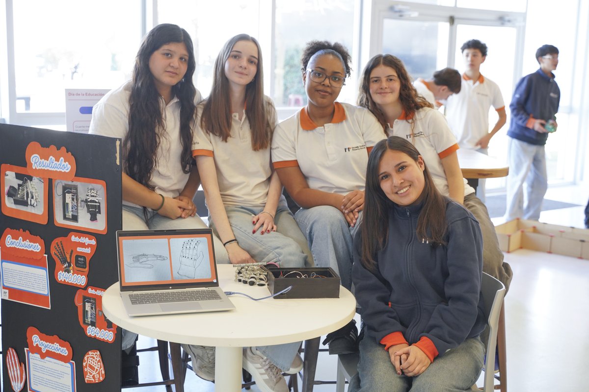 GrupoTechint's tweet photo. Erika Bienek, Directora de Relaciones con la Comunidad del Grupo Techint, habló en el cierre del evento, haciendo foco en los datos que resonaron a lo largo del día. 

"No nos puede dar lo mismo como sociedad que uno de cada diez chicos termine su educación secundaria sabiendo matemática y lengua. Ese número primero era 16, después fue 13, ahora es 10. No podemos soltar a esos chicos."

"Sin industria no hay empleo y sin industria no hay desarrollo de un país. Necesitamos trabajar juntos desde la educación y desde el empleo para sacar a la Argentina hacia una mirada de largo plazo."

✅Medir para mejorar y construir una agenda educativa de largo plazo sostenida en la colaboración entre el sector público, el privado y la sociedad civil.

#DíaDeLaEducaciónRobertoRocca
