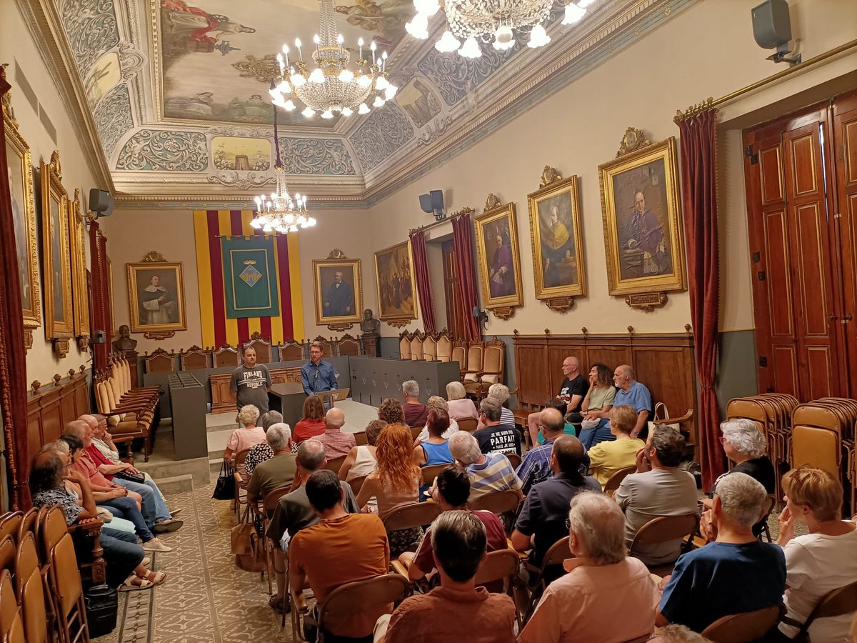 PereSabat's tweet photo. Fent ruta amb la @ComissioMemoria i el @SalvadorCampama per la Vilafranca de la Guerra Civil.

Recuperant la memòria, explicant les històries que fan la història.

Seguim amb els actes del Cicle de Guerres al Penedès.

#Vilafranca https://t.co/s9vzjlQG3F