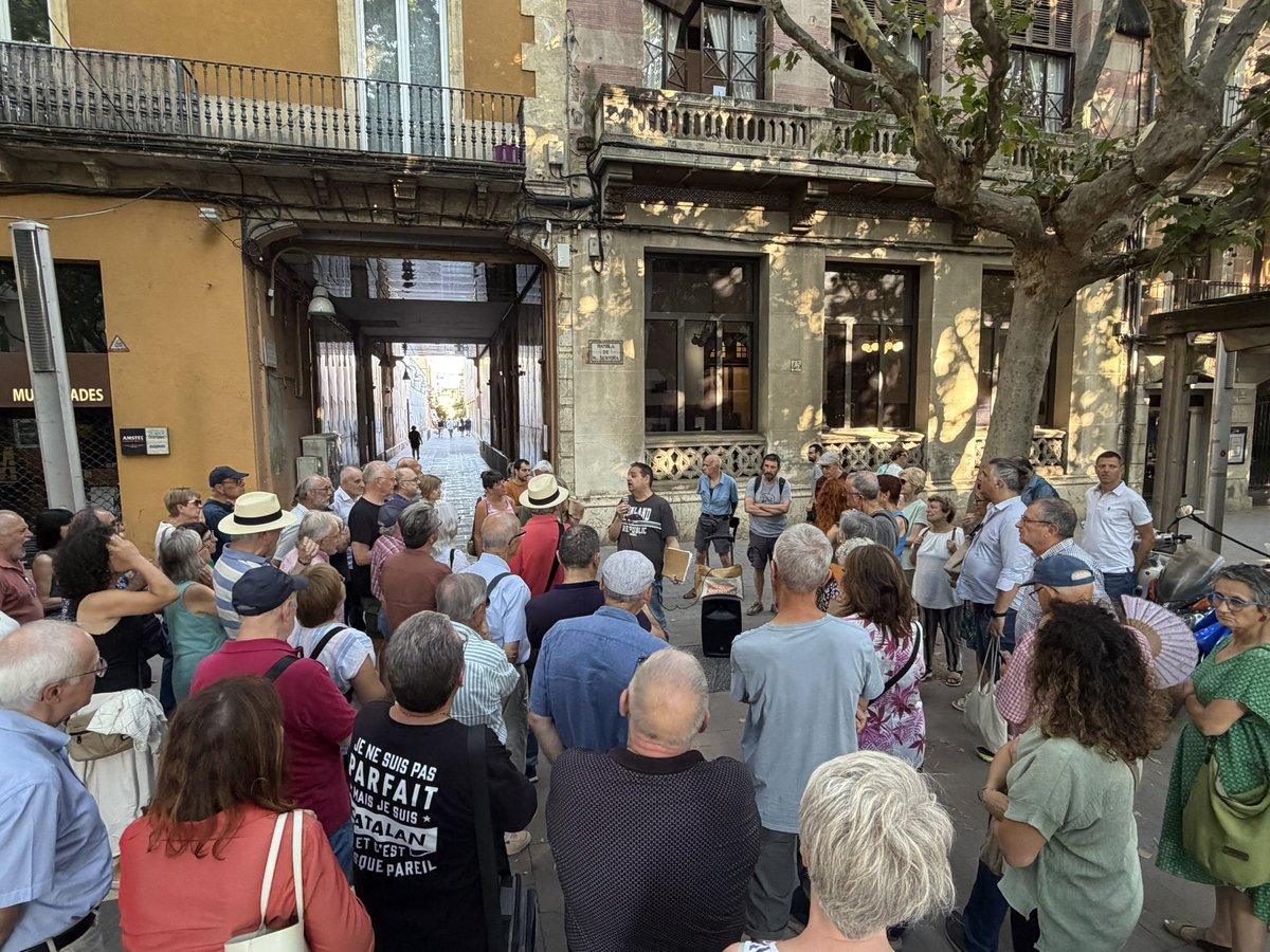 PereSabat's tweet photo. Fent ruta amb la @ComissioMemoria i el @SalvadorCampama per la Vilafranca de la Guerra Civil.

Recuperant la memòria, explicant les històries que fan la història.

Seguim amb els actes del Cicle de Guerres al Penedès.

#Vilafranca https://t.co/s9vzjlQG3F