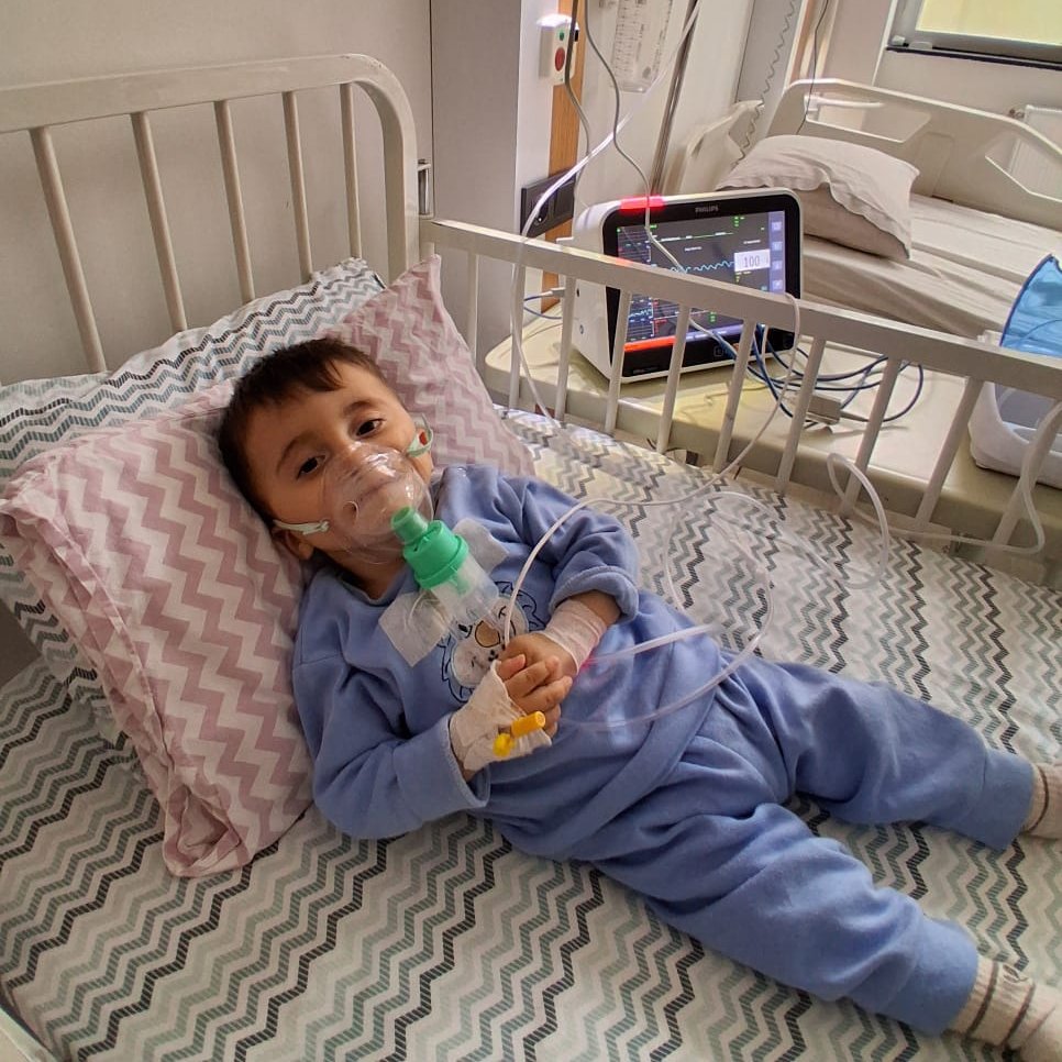 Halis_Bayancuk's tweet photo. Sıkıntıyı çeken kadar çevresi de imtihandan geçmektedir ve ne yazık ki ekseriyet bu imtihanı kaybetmektedir. Bugün bir kardeşimizin evladı hayatta kalma mücadelesi veriyor. İmkanı olan malıyla, olmayan bu sesi daha gür duyurarak bu duruma omuz vermekle yükümlüdür.
 
#SonSaatler https://t.co/MAwbUEdnPw