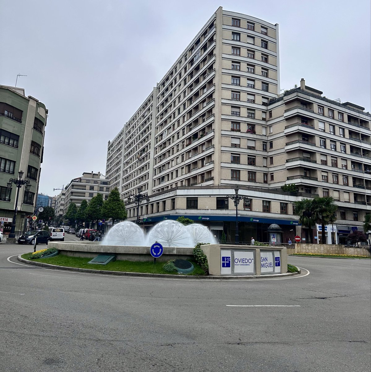 GuillerCil's tweet photo. El antes y el ahora de la fuente de la Plaza de San Miguel en #Oviedo. 😱🤬
El destrozo que está causando en la ciudad güelito Canteli es de cárcel 😖 https://t.co/882OG3lLC5