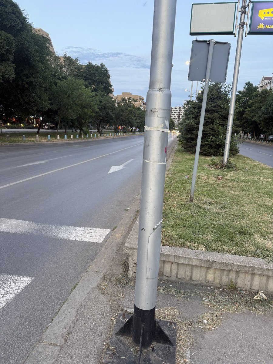 posleDIKnaPIK's tweet photo. Ако ви кажам дека столбовиве со знак за пешачки премин се погрешно поставени, затоа што вака го блокираат погледот и на возачите и на пешаците… нема да ми верувате https://t.co/XF7aUow2ln
