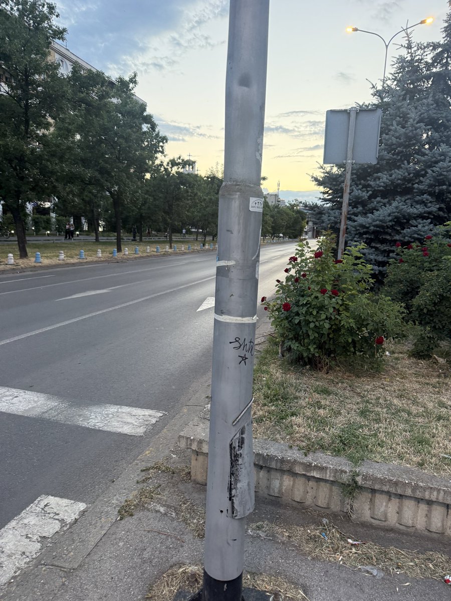 posleDIKnaPIK's tweet photo. Ако ви кажам дека столбовиве со знак за пешачки премин се погрешно поставени, затоа што вака го блокираат погледот и на возачите и на пешаците… нема да ми верувате https://t.co/XF7aUow2ln