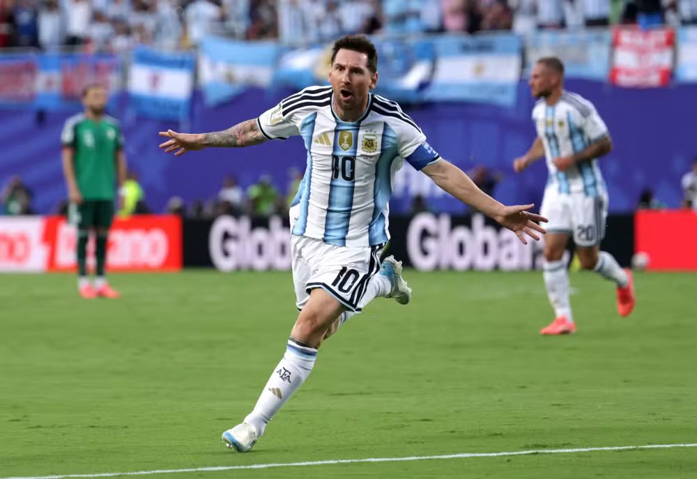 golsdobrasil1's tweet photo. 🗣️ Ronaldo Fenômeno:

"É hora de o mundo parar de se esconder e aceitar o fato de que ele é o melhor jogador de todos os tempos."

Via: @mundodeportivo 
📸 Reprodução | Reuters https://t.co/kvhZl5cpGa