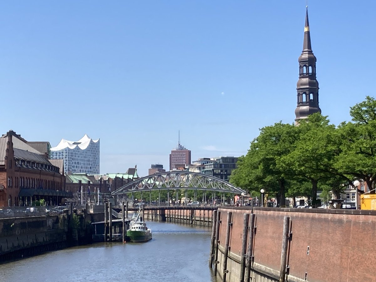 GeorgAlbrecht1's tweet photo. schöner Ort für die #Mittagspause. mit #FishNChips. #Zollkanal #Hamburg #Hafen https://t.co/W96z4unzyc