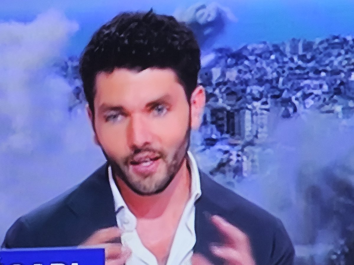 cryptoexpresso's tweet photo. @DariusRochebin Qui peut expliquer a ce "journaliste" @Florian_Tardif la différence factuelle qu'il y a entre prédécesseur et successeur quand il parle des présidents qui ont exercé après D. Trump. L'excuse récurrente du labsus est éculée. Y'a un moment faut avoir eu la moyenne a l'école. https://t.co/vTrCWDwgjb