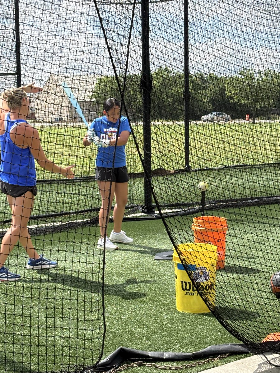 SavGLopez's tweet photo. #Glorygang always working to get 1% better. Hitting in this summer heat is always great for the skin 😂😂#softball #softballgirl https://t.co/WOix6WHSN3