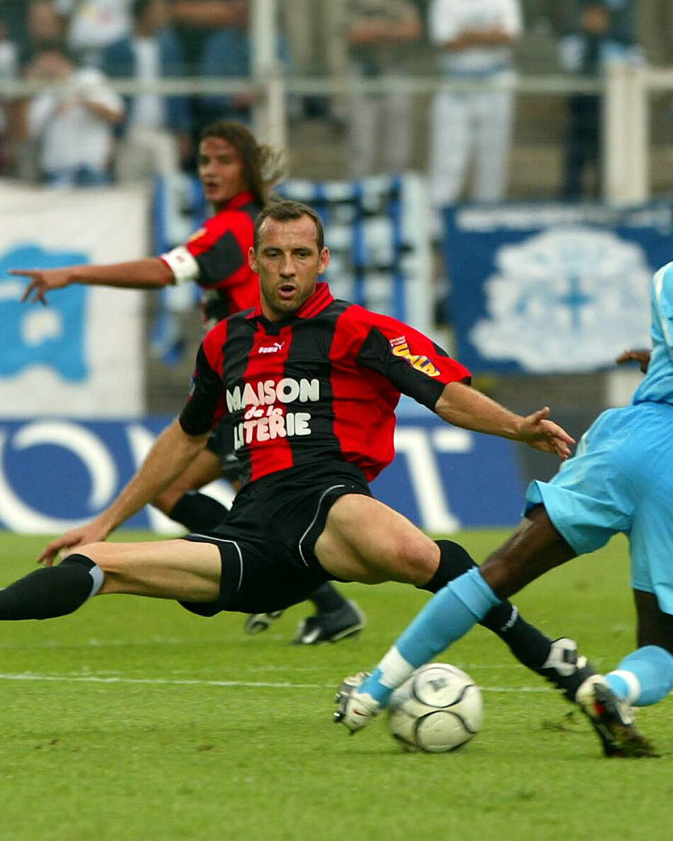 ogcnice's tweet photo. L’OGC Nice a appris avec une infinie tristesse la disparition d’un historique de la maison rouge et noire, Éric Roy. Le club adresse ses plus sincères condoléances à sa famille et ses proches. 🕊️