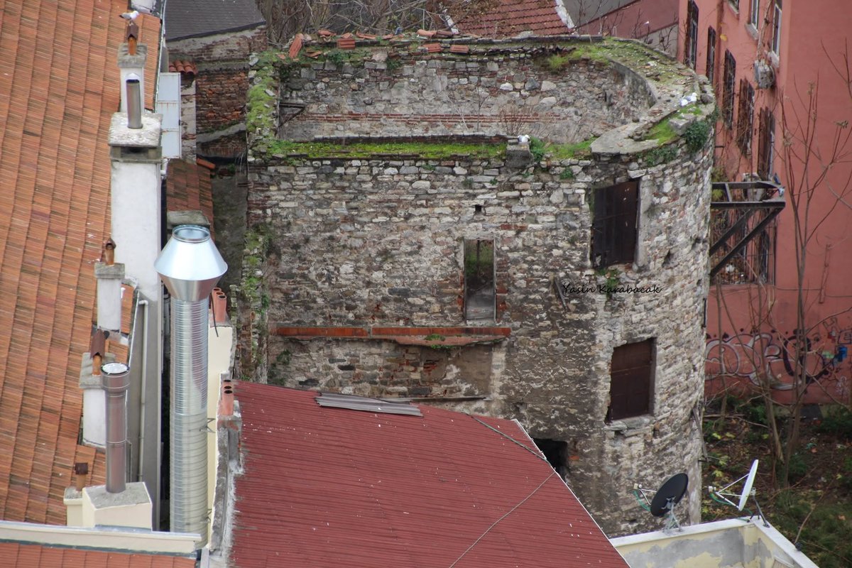 thehiddenfaceof's tweet photo. Lesser-known Istanbul

1: Hippodrome seat in the courtyard of the Blue Mosque

2: Silivrikapı Hypogeum

3: A marble slab with tetragrammic cross from Yoros Castle

4: Tower from the Walls of Galata https://t.co/aJnWA2xrSY