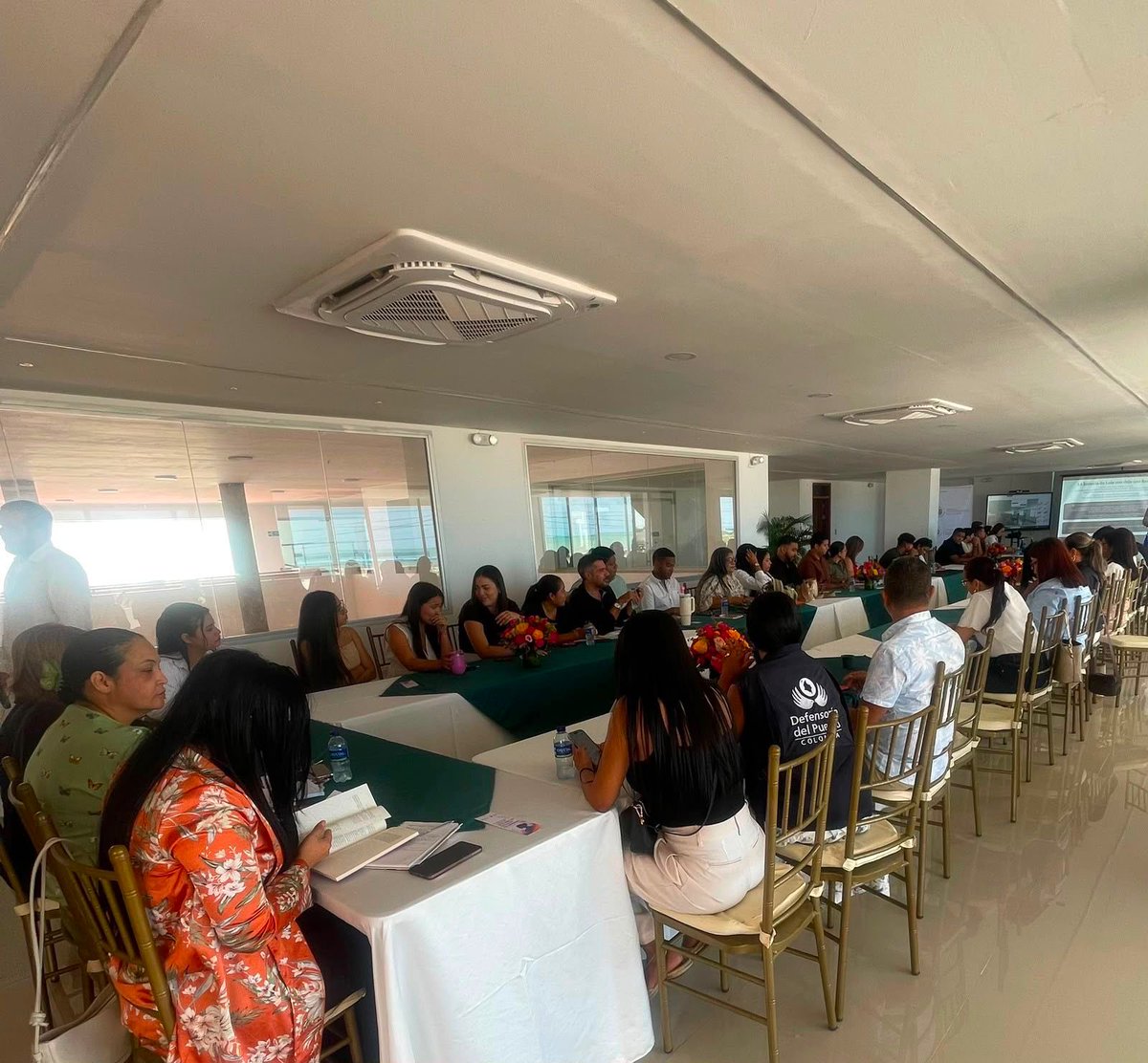 DefensoriaCol's tweet photo. Acompañamos una jornada académica orientada a fortalecer la comprensión, las capacidades de alerta y las respuestas institucionales frente al feminicidio en Colombia, liderada por el Comité Seccional de Género de la Rama Judicial en Riohacha, La Guajira.

Este espacio permitió reflexionar sobre la necesidad de consolidar acciones efectivas para prevenir las violencias basadas en género y proteger los derechos de las mujeres.

Durante el encuentro, promovimos el análisis de las violencias basadas en género (VBG) y la identificación de los desafíos que enfrentan las mujeres para acceder a la justicia.