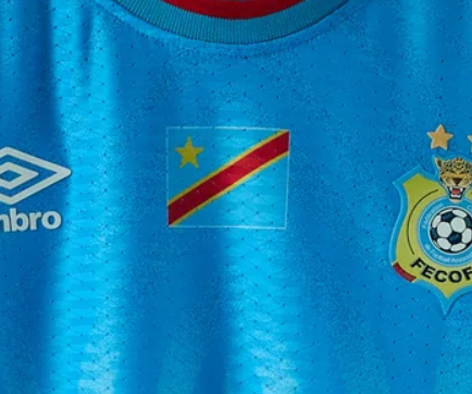 LaCasacaBlog's tweet photo. Bandera y "recortes" triangulares sublimados. Casaca nivel torneo de barrio... Están destinados a cosas grandes. https://t.co/XXAwT87Mzw