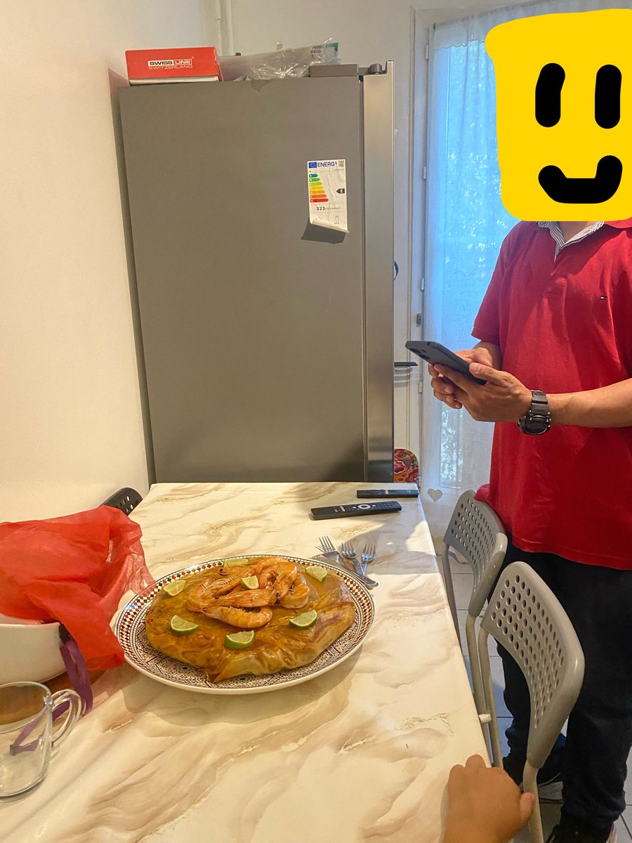 reinefatal's tweet photo. Mon pere qui prend en photo le plat de ma mère pour le mettre en pp whatsapp MDRRRR https://t.co/GVSVN8fFOe