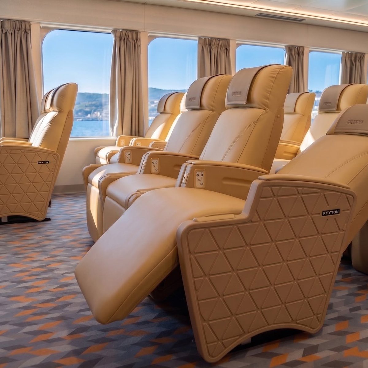 Springbok1973's tweet photo. Lo que la prensa canaria no cuenta del encamamiento maritimo Balearia - Armas.

Detrás del WIFI y el gas natural sostenible del eco-postureo-blu💙, los salones con sillones de piel beige, y moquetas nuevas, aún sin vomitonas...hay algún detallito interesante que no se quiere c😦ntar...

Este es el HSC MERCEDES PINTO 🇨🇾. Su tripulación es una amalgama de ucranianos, georgianos, hondureños y marroquíes con pasaporte español. Y no pasa nada, pues harán bien su trabajo...STCW. Está es la realidad de los barcos. Abaratar.

Este buque lleva dos primeros oficiales de máquinas; uno español, y otro ucraniano. Doble contra sencillo a que el español está haciendo el training al ucraniano, que es el que finalmente se va a quedar enrolado.

Contratos de embarque internacionales de Chipre. Bandera de Chipre, trabajas en Chipre. No cotizan a la seguridad social española, salvo que se lo paguen ellos, en el caso de los tripulantes españoles.

Balearia trae tripulaciones de agencias de embarque, preferiblemente de 🇨🇾🇬🇪🇭🇳🇲🇦...por lo que pagas un marinero canario-español, igual pagas 2 hondureños, a los que no tienes que pagarles la SS; los tienes 6 meses enrolados y un mes en casa de vacaciones, en el que lo habitual es no cobrar...👀😮

¿Y qué pasará con los tripulantes canarios de ARMAS de aquí a 36 meses...?

Ya conocen mi opinión al respecto, y estaría encantado de equivocarme...

VOLCAN DE LIMASSOL.

https://t.co/P243eEvUYM

Pd: @_GrupoAT ya no existe...

Ustedes mismos, los leo.
#LaPlataneraALaDeriva #Balearia #NavieraArmas
@Balearia @Trasme_oficial @BaleariaCanaria #laarmamos #armasxmenos #baifo #semefueelbaifo #VolcanDeLimassol