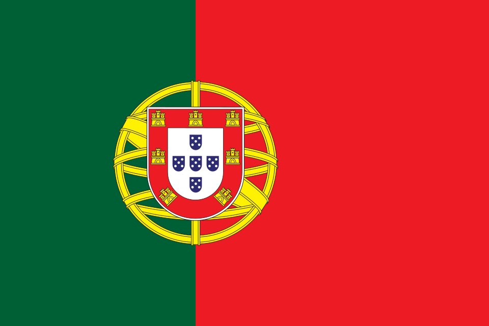 Rybitzky's tweet photo. W mundialowym #FunWithFlags dziś bardzo ciekawy mecz #PORCOD. Portugalia w 1910 zastąpiła tradycyjne kolory biały i niebieski - bo uznano je za symbol obalonej monarchii. Zastąpiono je obecną czerwono-zieloną flagą (ale z historycznym godłem z niebieskimi tarczami), bazującą na barwach antymonarchistycznej Partii Republikańskiej.
Władze wiedziały, że zmiana barw obecnych jako symbol kraju od 800 lat może się nie wszystkim spodobać, więc potajemnie uszyto kilkanaście tysięcy flag, żeby wywiesić je jednej nocy na wszelakich obiektach publicznych.
Demokratyczna Republika Konga to kraj, gdzie flaga także była ściśle związana z przemianami politycznymi oraz wolą lokalnych dyktatorków - poczynając od króla Leopolda, którego praktycznie prywatną własności było Kongo i który nadał Kongu flagę w postaci białej gwiazdy na niebieskim tle (1877 rok). Motym białej gwiazdy i niebieskiego tła przewijał się na różnych flagach niepodległego Konga, w tym na obecnej, ustanowionej w 2006 roku po którymś tam kolejnym przewrocie.
Kongo pod władzą Mobutu Sese Seko miało zaś jedną z dziwniejszych flag - z dłonią trzymającą pochodnię.