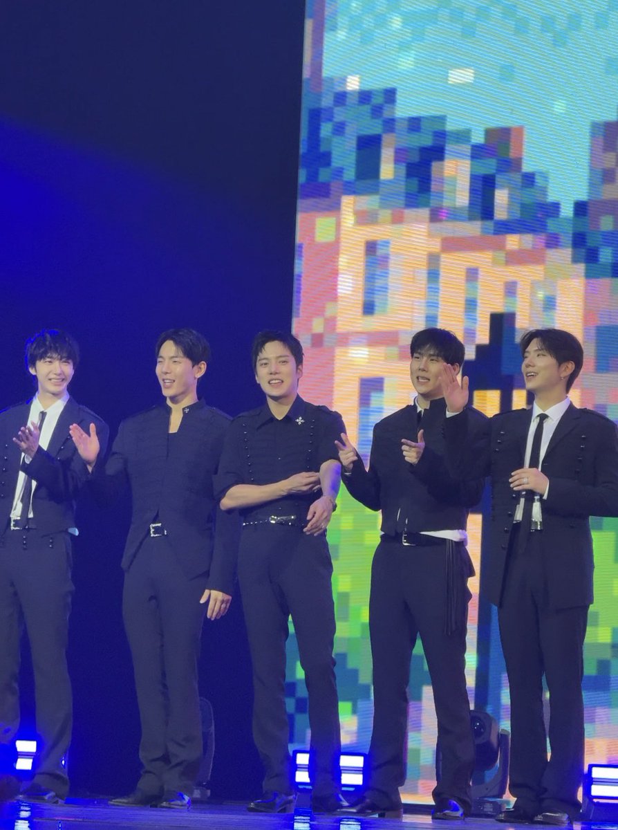 yiyichaos's tweet photo. they all look so dashing in black 😭😭😭 https://t.co/vUVXgjUcEA
