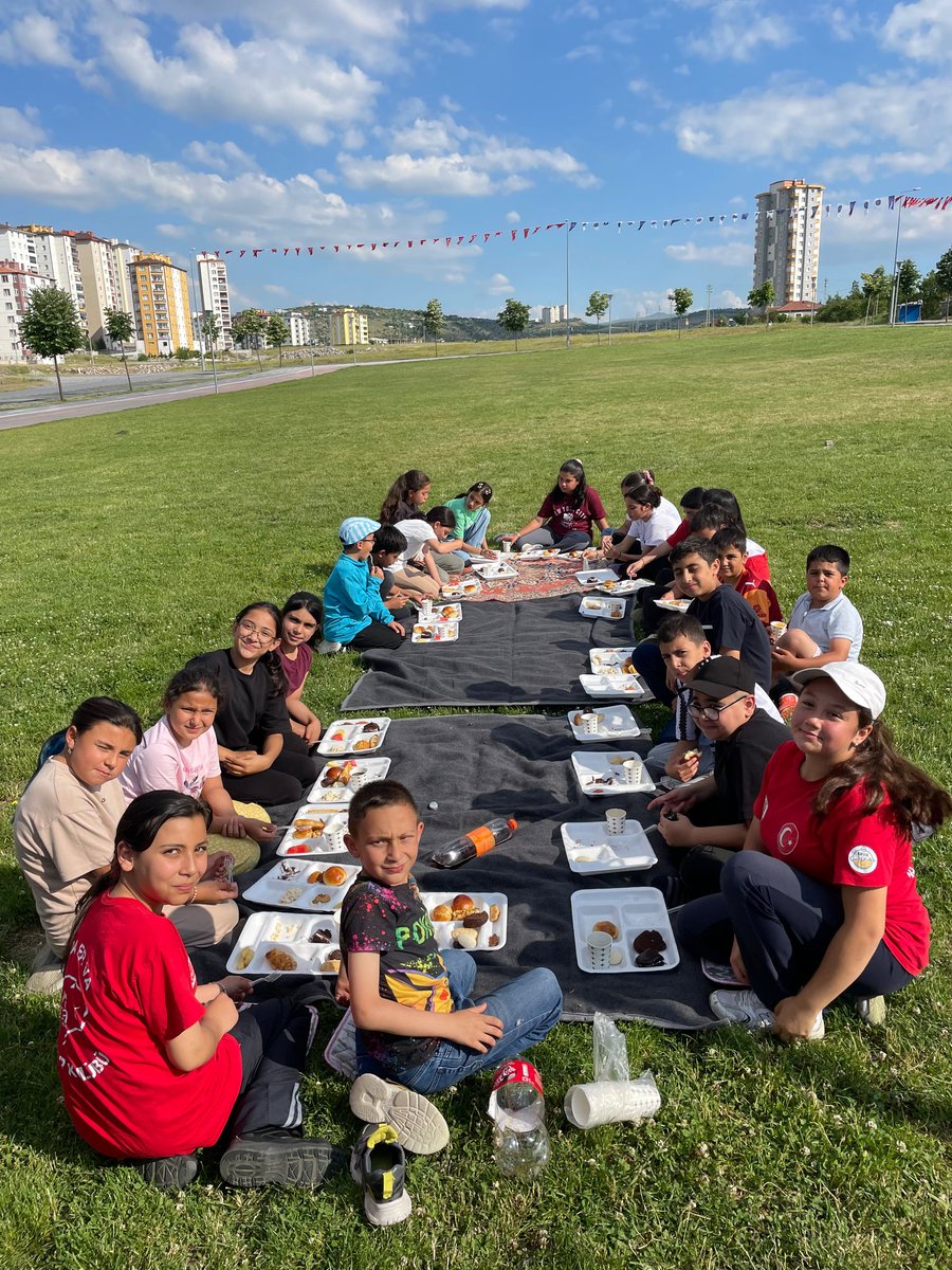 AndaKayseri's tweet photo. Anda Erva Spor Kulübü olarak sporcularımızla birlikte düzenlediğimiz piknik programında keyifli vakit geçirdik. Birlik ve beraberliğimizi pekiştiren etkinliğimizde çeşitli oyunlar oynayarak eğlenceli anlar yaşadık. Katılım sağlayan tüm sporcularımıza teşekkür ederiz. https://t.co/pNH3SDLpOP