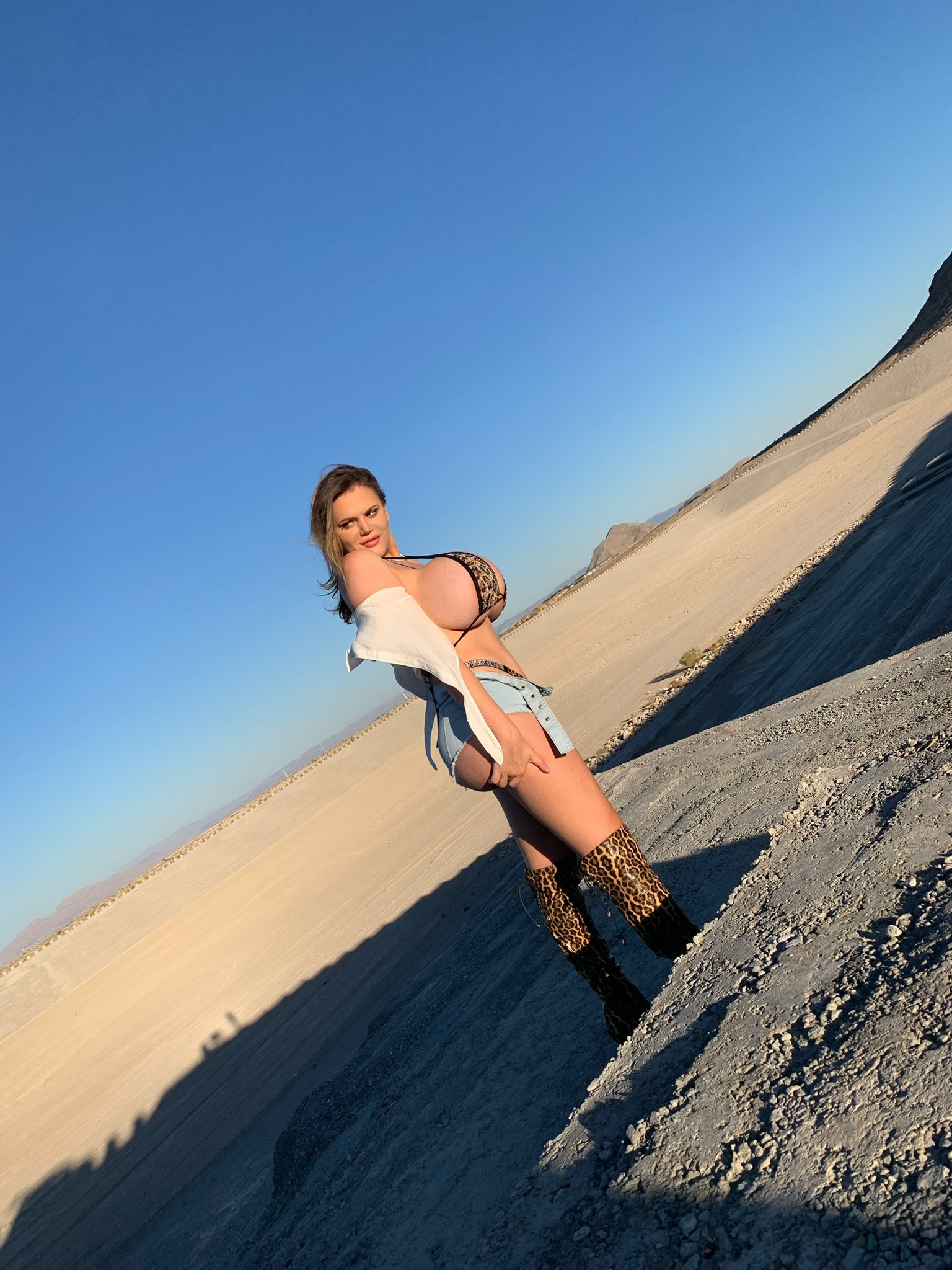 The biggest danger for bimbos when doing a shoot in the desert is making sure we don’t melt #plastic https://t.co/6lYip7i1Qz