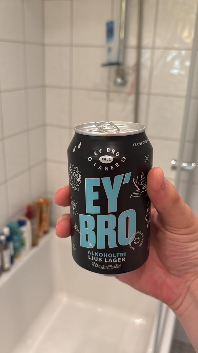 vaerldsminister's tweet photo. Alkoholfri ey bro är så sjukt. de tror verkligen vi dricker den för smaken https://t.co/2TxSAPnjgw