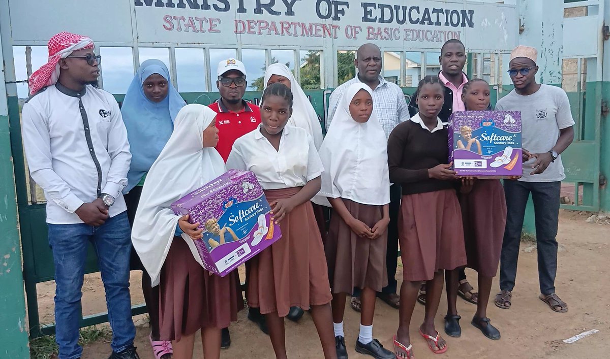 AbdhulrahmanN's tweet photo. Today, as we commemorate the Day of the African Child, we stand with our girls by distributing sanitary towels and promoting menstrual hygiene.
#ChildrenFirst #EmpowerTheGirlChild #SamburuYouthOrganisation https://t.co/RCkEuJ0rwk