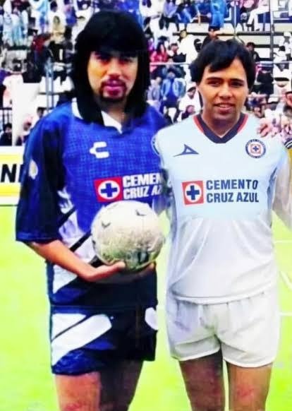 borrachito's tweet photo. Si reconoces a estos dos cracks de los 90 sin buscar en Google, sabes de fútbol. ⚽🔥 https://t.co/W8mubJn7H2