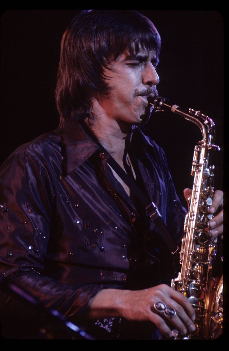 itsthegroovepod's tweet photo. He wasn’t the lead singer, the main soloist or the composer, but without Walt Parazaider, there would be no @chicagotheband. It was his vision to create a “rock band with horns.” And he recruited the talent that became one of the most successful American bands. #RIPWalt https://t.co/RjdyRpJnfr