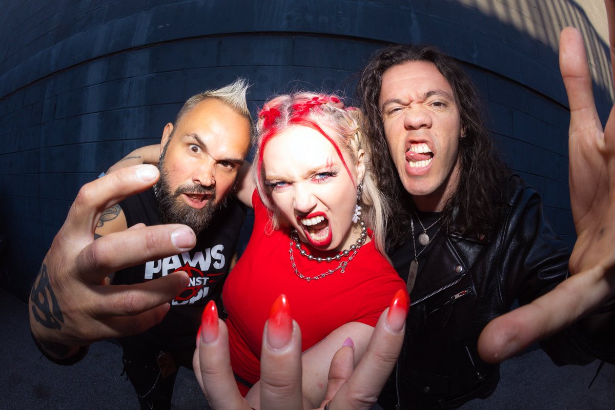 sumocyco's tweet photo. I take over the tour bus with all my stuff, I’m stubborn, get a little wild on occasion, need to stop for pee breaks, always need to be tucked in to sleep and I lick EVERYTHING. Yup you get away with a lot as a dog! Wait! You thought it was about Skye? we are pretty similar … https://t.co/ElY0OSMAWI