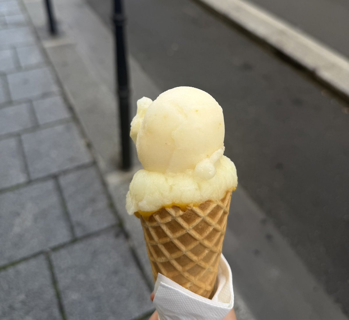 aanimsay's tweet photo. j’avais juste besoin de manger une glace (à la poire) et me poser sur les quais https://t.co/idFH83edCj