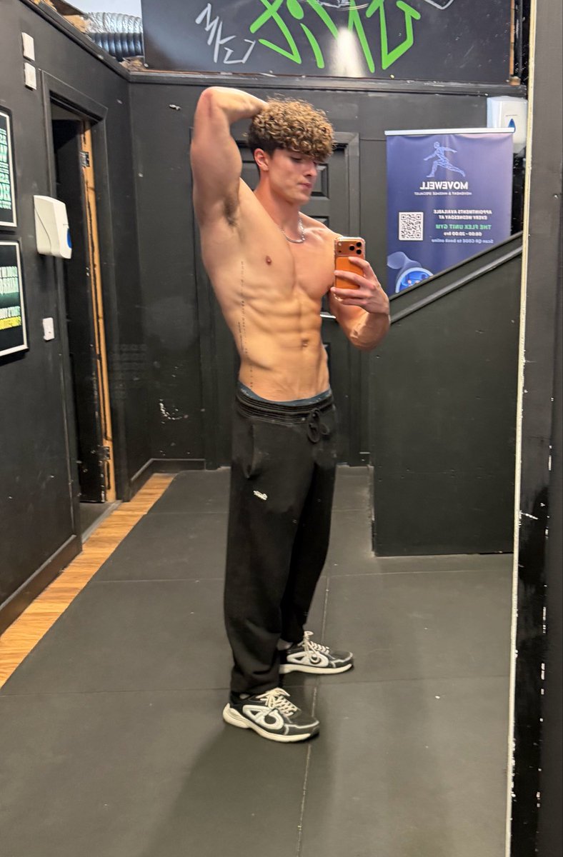 FindomCaiden's tweet photo. Lick your screen. Send £25. Comment thank you sir. 😈🤏🏼 https://t.co/MxzwzyXwsS