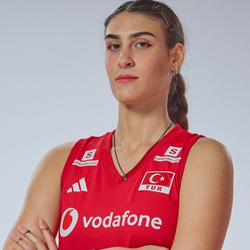 gibbybaris's tweet photo. 🎙️ Mehmet Akif Üstündağ:

Karmen'in şanssız, talihsiz bir şekilde sakatlığı oldu. Haber maalesef geldi. Hastaneye, bizim sponsorumuz Acıbadem hemen gereğini yaptı, MR'ı çekildi.

Şanssız bir sonuç elde ettik ama inşallah bir an önce genç sporcumuz gereği neyse, tedavisi neyse her şeyini yaparız, bir an önce sahalara dönmesini bekleriz.

Evladıma geçmiş olsun diliyorum. Onun bir an önce sağlığına kavuşup aramıza dönmesini bekleyeceğiz. Gereği neyse yapacağız her şeyi.