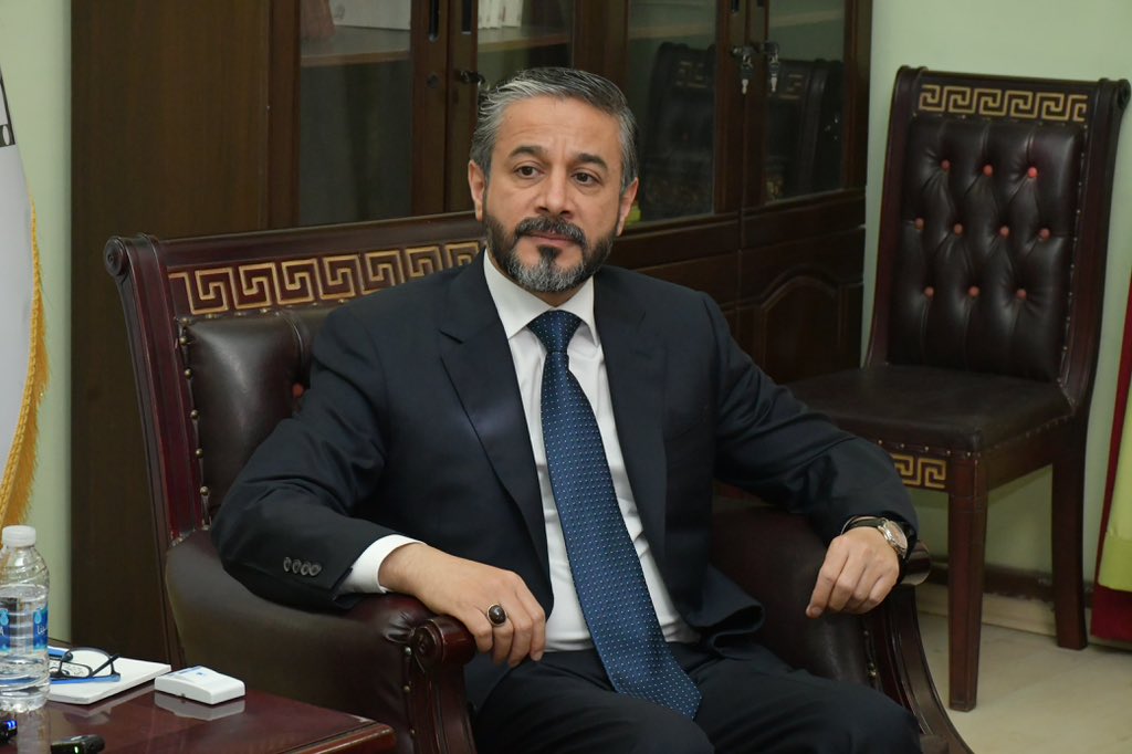 Drnaeemyasir's tweet photo. تسلّمنا اليوم مهام رئاسة مجلس أمناء بيت الحكمة، هذه المؤسسة العلمية والثقافية العريقة التي شكّلت عبر تاريخها أحد أبرز منارات الفكر والمعرفة في العراق والعالم العربي، والتي لم تنل في مراحل عديدة ما تستحقه من دعم ورعاية بما ينس��م مع مكانتها ورسالتها.
إن مسؤوليتنا اليوم تتمثل في إعادة تفعيل الدور الريادي لبيت الحكمة ليكون حاضراً بما يتناسب مع الأهداف الكبرى التي أُنشئ من أجلها، وليتحول إلى مركز فاعل لإنتاج المعرفة وصناعة الأفكار وتقديم الرؤى الاستراتيجية التي تسهم في معالجة قضايا الدولة والمجتمع، ونطمح أن يكون بيت الحكمة المطبخ الفكري الحقيقي لبلورة المشاريع الثقافية والسياسية والتاريخية والاجتماعية، وأن يشكل منصة وطنية للحوار والتفكير الاستراتيجي واستشراف المستقبل.
ندرك أن أمامنا تحديات كبيرة ومتراكمة، لكننا نمتلك الإرادة والعزم على تجاوزها وتحويلها إلى فرص للنجاح والتطوير، وسنعكف خلال المرحلة المقبلة على مراجعة واقع المؤسسة، ووضع أهداف واضحة، ورسم استراتيجية عمل متكاملة تنهض بأدائها وتعيد لها حضورها وتأثيرها في المشهد العلمي والثقافي الوطني.
وسنعمل بروح الفريق الواحد، وبالشراكة مع العلماء والمفكرين والأكاديميين والمثقفين، إيماناً منا بأن بناء المؤسسات الرصينة لا يتحقق بالجهود الفردية بل بالتكامل وت��افر الخبرات والكفاءات، كما سنحرص على تعزيز التنسيق والتعاون مع المؤسسات التشريعية والتنفيذية والجامعات ومراكز البحث والمؤسسات الثقافية المختلفة، بما يضمن تحقيق رسالة بيت الحكمة وخدمة المصالح العليا للدولة والمجتمع.
نسأل الله التوفيق في أداء هذه المسؤولية، وأن يكون بيت الحكمة بيتاً للعقل والمعرفة، ومنبراً للحوار الرصين، ورافعةً فكرية تسهم في بناء حاضر العراق وصناعة مستقبله.