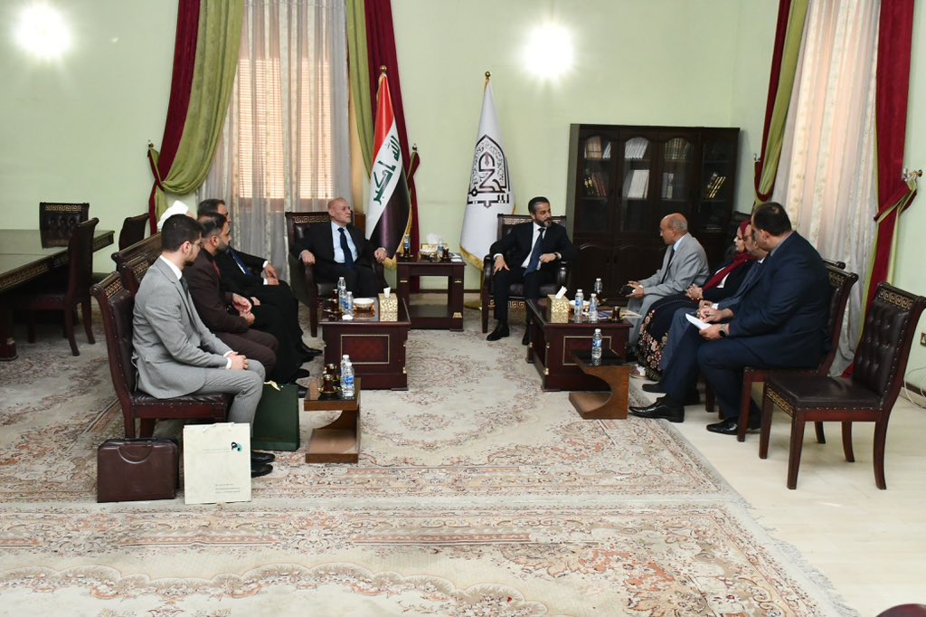Drnaeemyasir's tweet photo. تسلّمنا اليوم مهام رئاسة مجلس أمناء بيت الحكمة، هذه المؤسسة العلمية والثقافية العريقة التي شكّلت عبر تاريخها أحد أبرز منارات الفكر والمعرفة في العراق والعالم العربي، والتي لم تنل في مراحل عديدة ما تستحقه من دعم ورعاية بما ينس��م مع مكانتها ورسالتها.
إن مسؤوليتنا اليوم تتمثل في إعادة تفعيل الدور الريادي لبيت الحكمة ليكون حاضراً بما يتناسب مع الأهداف الكبرى التي أُنشئ من أجلها، وليتحول إلى مركز فاعل لإنتاج المعرفة وصناعة الأفكار وتقديم الرؤى الاستراتيجية التي تسهم في معالجة قضايا الدولة والمجتمع، ونطمح أن يكون بيت الحكمة المطبخ الفكري الحقيقي لبلورة المشاريع الثقافية والسياسية والتاريخية والاجتماعية، وأن يشكل منصة وطنية للحوار والتفكير الاستراتيجي واستشراف المستقبل.
ندرك أن أمامنا تحديات كبيرة ومتراكمة، لكننا نمتلك الإرادة والعزم على تجاوزها وتحويلها إلى فرص للنجاح والتطوير، وسنعكف خلال المرحلة المقبلة على مراجعة واقع المؤسسة، ووضع أهداف واضحة، ورسم استراتيجية عمل متكاملة تنهض بأدائها وتعيد لها حضورها وتأثيرها في المشهد العلمي والثقافي الوطني.
وسنعمل بروح الفريق الواحد، وبالشراكة مع العلماء والمفكرين والأكاديميين والمثقفين، إيماناً منا بأن بناء المؤسسات الرصينة لا يتحقق بالجهود الفردية بل بالتكامل وت��افر الخبرات والكفاءات، كما سنحرص على تعزيز التنسيق والتعاون مع المؤسسات التشريعية والتنفيذية والجامعات ومراكز البحث والمؤسسات الثقافية المختلفة، بما يضمن تحقيق رسالة بيت الحكمة وخدمة المصالح العليا للدولة والمجتمع.
نسأل الله التوفيق في أداء هذه المسؤولية، وأن يكون بيت الحكمة بيتاً للعقل والمعرفة، ومنبراً للحوار الرصين، ورافعةً فكرية تسهم في بناء حاضر العراق وصناعة مستقبله.