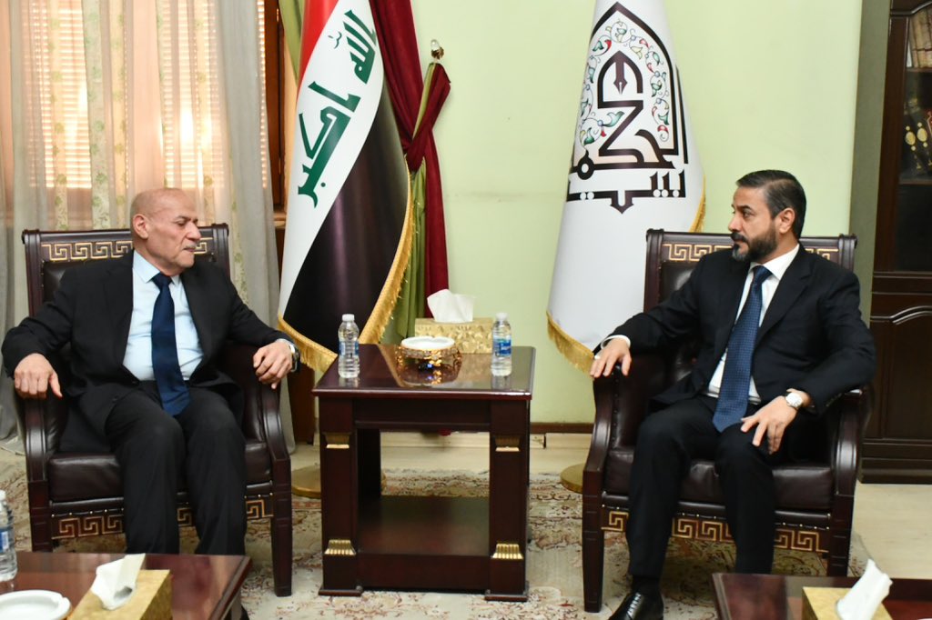 Drnaeemyasir's tweet photo. تسلّمنا اليوم مهام رئاسة مجلس أمناء بيت الحكمة، هذه المؤسسة العلمية والثقافية العريقة التي شكّلت عبر تاريخها أحد أبرز منارات الفكر والمعرفة في العراق والعالم العربي، والتي لم تنل في مراحل عديدة ما تستحقه من دعم ورعاية بما ينس��م مع مكانتها ورسالتها.
إن مسؤوليتنا اليوم تتمثل في إعادة تفعيل الدور الريادي لبيت الحكمة ليكون حاضراً بما يتناسب مع الأهداف الكبرى التي أُنشئ من أجلها، وليتحول إلى مركز فاعل لإنتاج المعرفة وصناعة الأفكار وتقديم الرؤى الاستراتيجية التي تسهم في معالجة قضايا الدولة والمجتمع، ونطمح أن يكون بيت الحكمة المطبخ الفكري الحقيقي لبلورة المشاريع الثقافية والسياسية والتاريخية والاجتماعية، وأن يشكل منصة وطنية للحوار والتفكير الاستراتيجي واستشراف المستقبل.
ندرك أن أمامنا تحديات كبيرة ومتراكمة، لكننا نمتلك الإرادة والعزم على تجاوزها وتحويلها إلى فرص للنجاح والتطوير، وسنعكف خلال المرحلة المقبلة على مراجعة واقع المؤسسة، ووضع أهداف واضحة، ورسم استراتيجية عمل متكاملة تنهض بأدائها وتعيد لها حضورها وتأثيرها في المشهد العلمي والثقافي الوطني.
وسنعمل بروح الفريق الواحد، وبالشراكة مع العلماء والمفكرين والأكاديميين والمثقفين، إيماناً منا بأن بناء المؤسسات الرصينة لا يتحقق بالجهود الفردية بل بالتكامل وت��افر الخبرات والكفاءات، كما سنحرص على تعزيز التنسيق والتعاون مع المؤسسات التشريعية والتنفيذية والجامعات ومراكز البحث والمؤسسات الثقافية المختلفة، بما يضمن تحقيق رسالة بيت الحكمة وخدمة المصالح العليا للدولة والمجتمع.
نسأل الله التوفيق في أداء هذه المسؤولية، وأن يكون بيت الحكمة بيتاً للعقل والمعرفة، ومنبراً للحوار الرصين، ورافعةً فكرية تسهم في بناء حاضر العراق وصناعة مستقبله.
