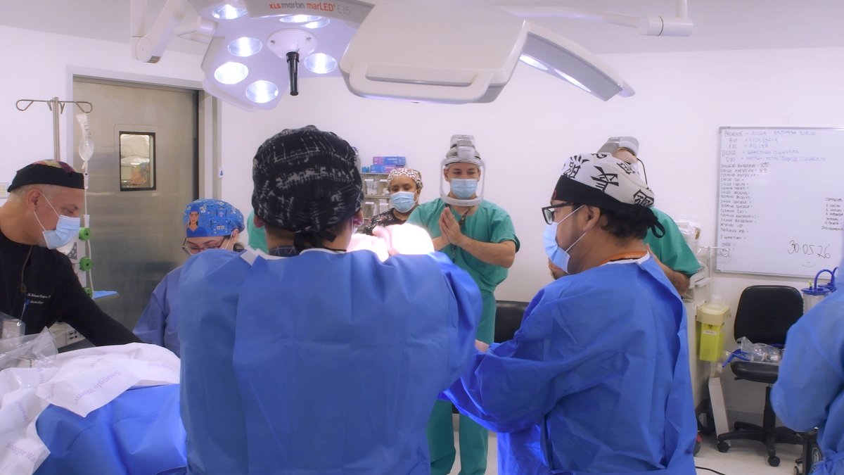 hcsba's tweet photo. Un orgullo👏🏼

En mayo se dio un gran paso en el HCSBA, con la realización de la 1ra cirugía robótica de implante de rodilla. Gracias al trabajo de los equipos llegó Mako, una tecnología asistida por un brazo robótico, diseñada para que los reemplazos de rodilla sean más precisos. https://t.co/8pEZZjdUXu