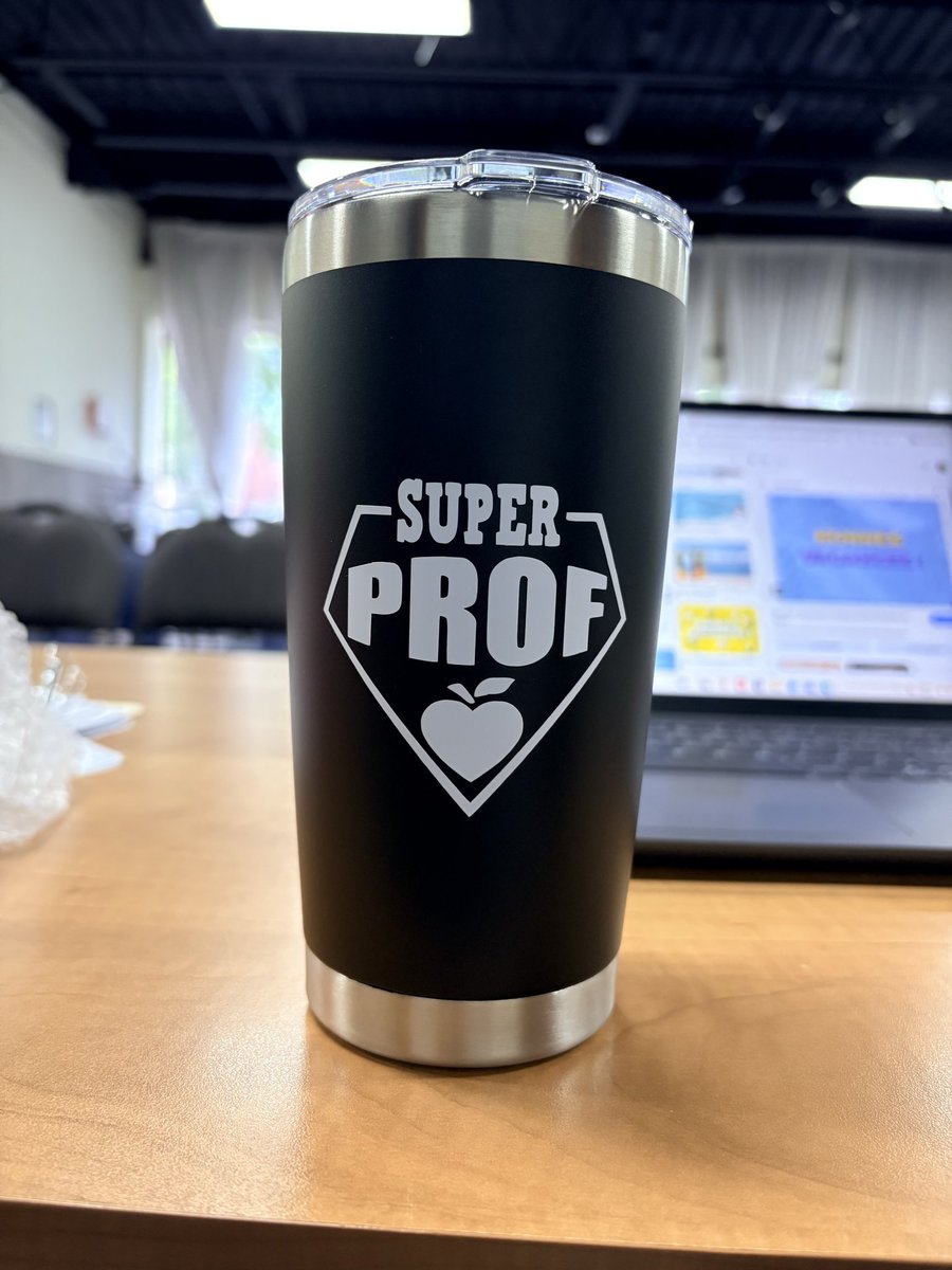 surleSofa's tweet photo. Je vais pouvoir faire mon "show off" cet été 🤭 Ce n’est pas moi qui le dit 🤷🏾‍♂️🤣🤣 👨🏾‍🏫 https://t.co/WH8dZYUzfr