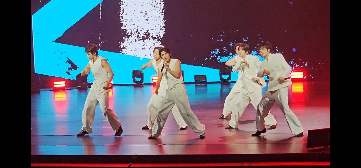 82majorSpain's tweet photo. #K_EXPOINKIGAYOinParis 17.06.2026

82MAJOR, con outfit blancos, han sido los primeros en actuar. Han comenzado con W.T.F después han cantado Sign, Trophy y Need That Bass 🕺
Lo han dado todo sobre el escenario y el público también ha respondido con muchísima energía ❤️‍🔥

Más tarde subiremos vídeos 🫶

#82MAJOR #82메이저 @82MAJOR_231011
