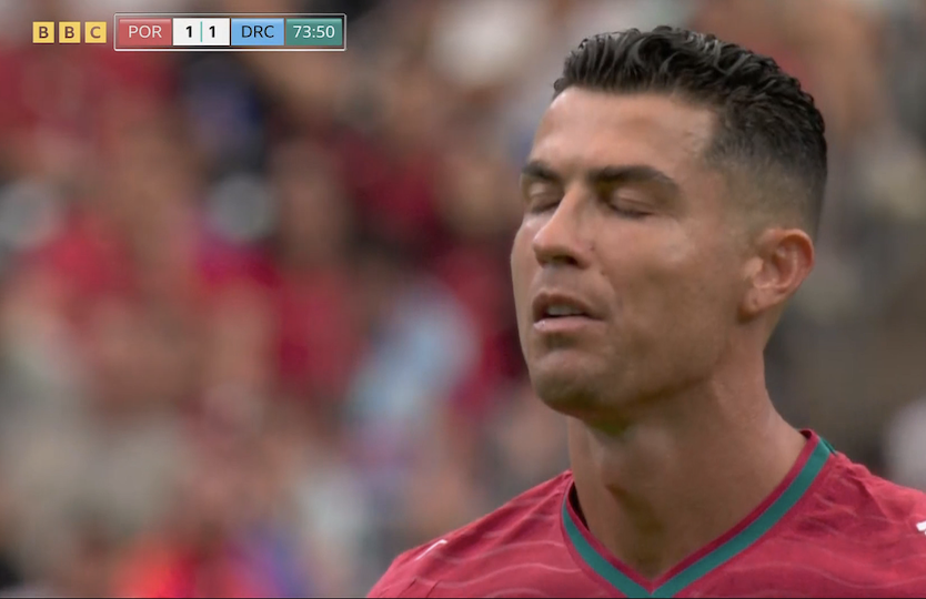 TouchlineX's tweet photo. 📸 - Cristiano Ronaldo closes his eyes and talks to himself.

He knows that his moment is about to come, he experienced it over 900 times, and he knows he will experience it again.

This is the king of clutch moments. https://t.co/SPx2m5dASK
