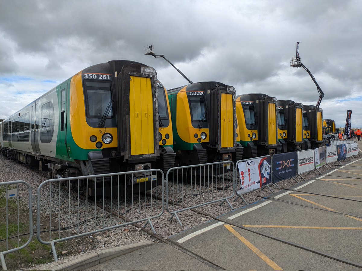 MKDarlo's tweet photo. Done more trains today #raillive https://t.co/AQhCq38uDq