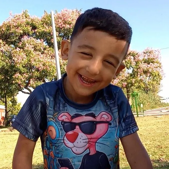 portalmvd's tweet photo. GIOVANNI TIENE CUATRO AÑOS Y ES EL ÚNICO URUGUAYO CON SÍNDROME DE WAGR

WAGR es una rara enfermedad genética que puede causar cáncer de riñón, problemas graves de visión y malformaciones genitourinarias. La familia busca reunir fondos para viajar al hospital St. Jude, en Estados Unidos, donde el niño podrá acceder a estudios, tratamientos y especialistas con experiencia en la enfermedad.

Qué es el síndrome WAGR
Es un trastorno genético causado por la pérdida de material en el cromosoma 11. Su nombre resume cuatro riesgos: tumor de Wilms, aniridia, anomalías genitourinarias y retraso en el desarrollo cognitivo y motor.

Cómo ayudar
La familia puso a disposición reliquias de fútbol para recaudar fondos, entre ellas una pelota Jabulani del Mundial 2010 usada en Uruguay-México y firmada por Luis Suárez. Para colaborar, se puede contactar a Romina, madre del niño, al 093 453 470.

(+) en Montevideo Portal: https://t.co/Om6WQKsefJ