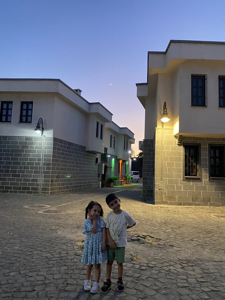 akayyusuff's tweet photo. Tenê bi şev mirov dikare lêz û şerê jiyanê yê bê tawiz rawestîne
Di şevên wiha de,
Gava ku heyv ronahiya xwe dibiriqe,
Dema ku bayê aştiyan û xemgîn bi nermî xwe belav dike,
Hiş û hest şiyar dibin, bîranîn bi me re dibin
Hesretên me, li aliyê din, bi stranên şayiş bêdeng dimînin. https://t.co/XRH7IuIfAY