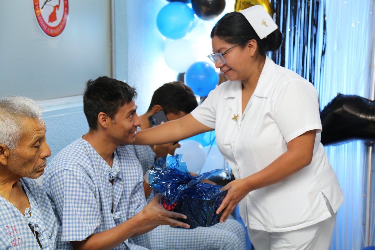 HROccidente's tweet photo. #TuSaludEsPrimero | ¡Momentos que sanan! 💙✨

Hoy vivimos un Día del Padre muy especial en las áreas de Traumatología, Cirugía y Especialidad de Hombres del HRO. Gracias al equipo de enfermería y estudiantes por su entrega, y por llevar alegría, regalos y sorpresas 🎁🧔🏽 https://t.co/ONvPuYj3jq