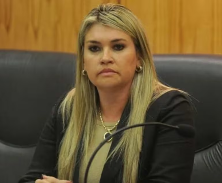 JorgeRolonLuna's tweet photo. Cuando alguien plantea una discusión sobre la base de una frase tipo "sin lloro", de entrada está mostrando una pobreza argumentativa, vulgaridad y mediocridad intelectual propia de lo peor de la cloaca de las redes sociales. Si además, quien deja sentada su posición con un grotesco "sin lloro" es una jueza de la nación y lo hace burlándose de quien recibió un fallo adverso - siendo el tema del caso esencialmente político-. no sólo muestra ignorancia sino un sesgo partidario inadmisible para quien tiene un cargo en el que se exige absoluta imparcialidad y se prohíbe toda manifestación de carácter político/partidario. Sin duda estamos ante un hecho que podría ser causal de sanción ética o de destitución. Cuando quienes representan al poder judicial se ofenden ante las críticas por falta de independencia, de decencia republicana y de conducta acorde a un cargo con fuertes exigencias de desacople de las pasiones partidistas propias de toda sociedad, debieran ver en casos como éste -donde no ha habido sanción aún- la justificada razón del escaso prestigio social del que gozan y de la desconfianza ciudadana hacia ellos. Mi solidaridad con #KattyaGonzález, victimizada por un fallo aberrante de supuestos juristas y vuelta a victimizar por una jueza indigna de su cargo.
