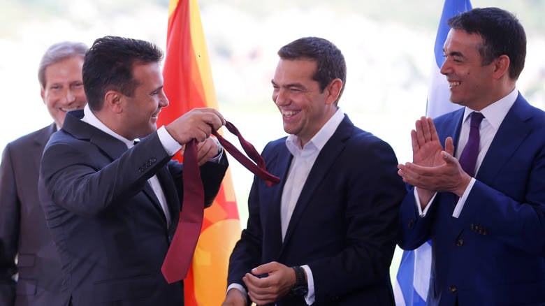 DimThanasoulas's tweet photo. Θα ήταν κωμωδία αν δεν ήταν τραγική Προδοσία. Γλώσσα και Πατρίδα να ρίπτονται  κατάχαμα και αυτοί να χειροκροτούν ανέμελα για μια γραβάτα... Είναι συνηθισμένο στους κλέφτες να πετούν τα πολύτιμα. Γελιέστε οικτρά όσοι την υπογράψατε και σεις που τότε δήθεν αντιδρούσατε και τώρα την τηρείτε με δουλική ευλάβεια. Γελιέστε, γιατί ΕΜΕΙΣ  ΔΕΝ ΣΥΜΦΩΝΗΣΑΜΕ! Ο χρόνος σας μετρά αντίστροφα. Και η Μακεδονία είναι γη Ελληνική!