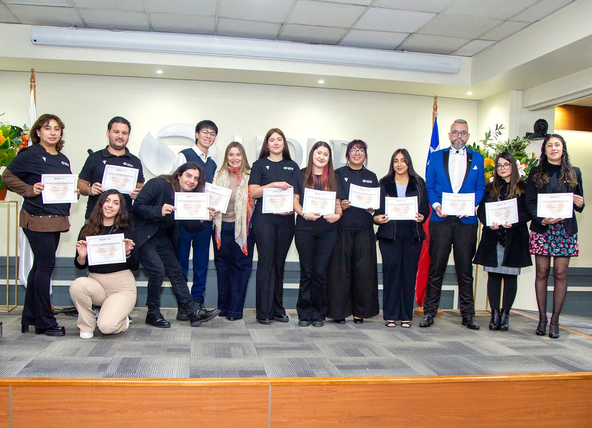 UDLA_CL's tweet photo. 🌟Más de 60 estudiantes de distintos campus de Sede Santiago y de la modalidad online fueron reconocidos por la Dirección de Asuntos Estudiantiles (DAE) de Universidad de Las Américas #UDLA, por  su compromiso, liderazgo y participación: https://t.co/J4DvxB6Z1m https://t.co/fzEFTBGhTt