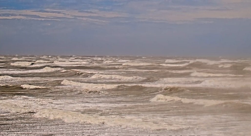 TrumpTexan47's tweet photo. Surfside Beach, Texas, 50 miles from Houston.
Hurricane surf without the hurricane https://t.co/XndQUb4E4c