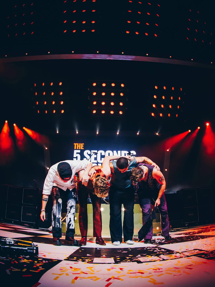 The5SOSYears's tweet photo. @TheGarden making us cry on a Wednesday afternoon 😭
“never gets old @5sos ✨🥹
📷: @captured.byjessie; @richfury / MSGE”
#EASMSG #MSGIsAStar #EveryonesAStarTour #EASNewYork #NewYorkIsAStar ☆ https://t.co/VSc5m0xRIl