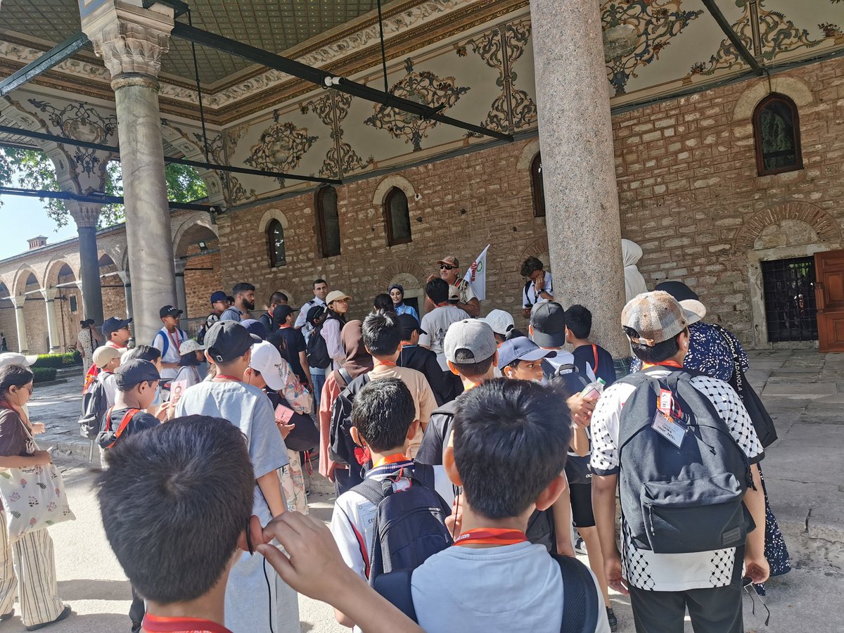 olive_bburn's tweet photo. It's Day 2 of our tour of #Istanbul and we start by visiting the magnificent Topkapi Palace where the children were guided by experts in its history and it's amazing store of relics.
#History
#bringinglearningtolife
#WeAreStar https://t.co/oJbaAxv2lb