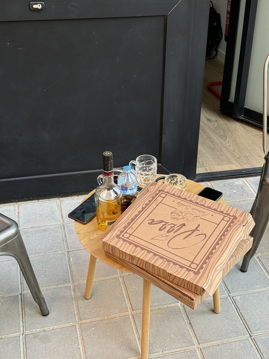 Pelloque's tweet photo. Pero veis normal esta PUTA MIERDA DE TURISMO?!? Unos putos guiris haciendo botellón en las puertas del airbnb con los putos bañadores y todo ocupando el espacio público?!? DE VERDAD ME LLEVAN LOS DEMONIOS https://t.co/IGsiU1YhHk