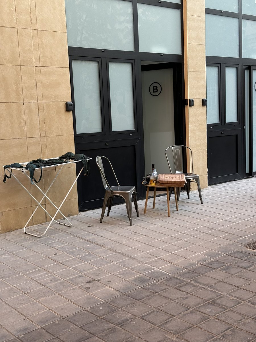 Pelloque's tweet photo. Pero veis normal esta PUTA MIERDA DE TURISMO?!? Unos putos guiris haciendo botellón en las puertas del airbnb con los putos bañadores y todo ocupando el espacio público?!? DE VERDAD ME LLEVAN LOS DEMONIOS https://t.co/IGsiU1YhHk