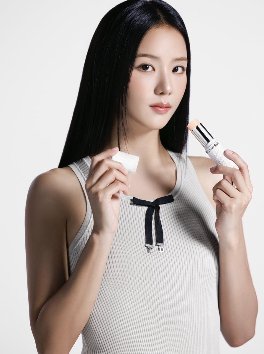 PinksFrance's tweet photo. 🆕 IG update de Dior Beauty avec #JISOO

“Qu’est-ce qu’il y a dans le sac de #JISOO ?

Essentiels Dior Skincare : protection UV avec le nouveau duo UV, aux soins à emporter avec 'Le Baume', la mousse nettoyante ON/OFF, pour préserver l’éclat de la peau où qu’elle aille." https://t.co/hYkEc4pRxd