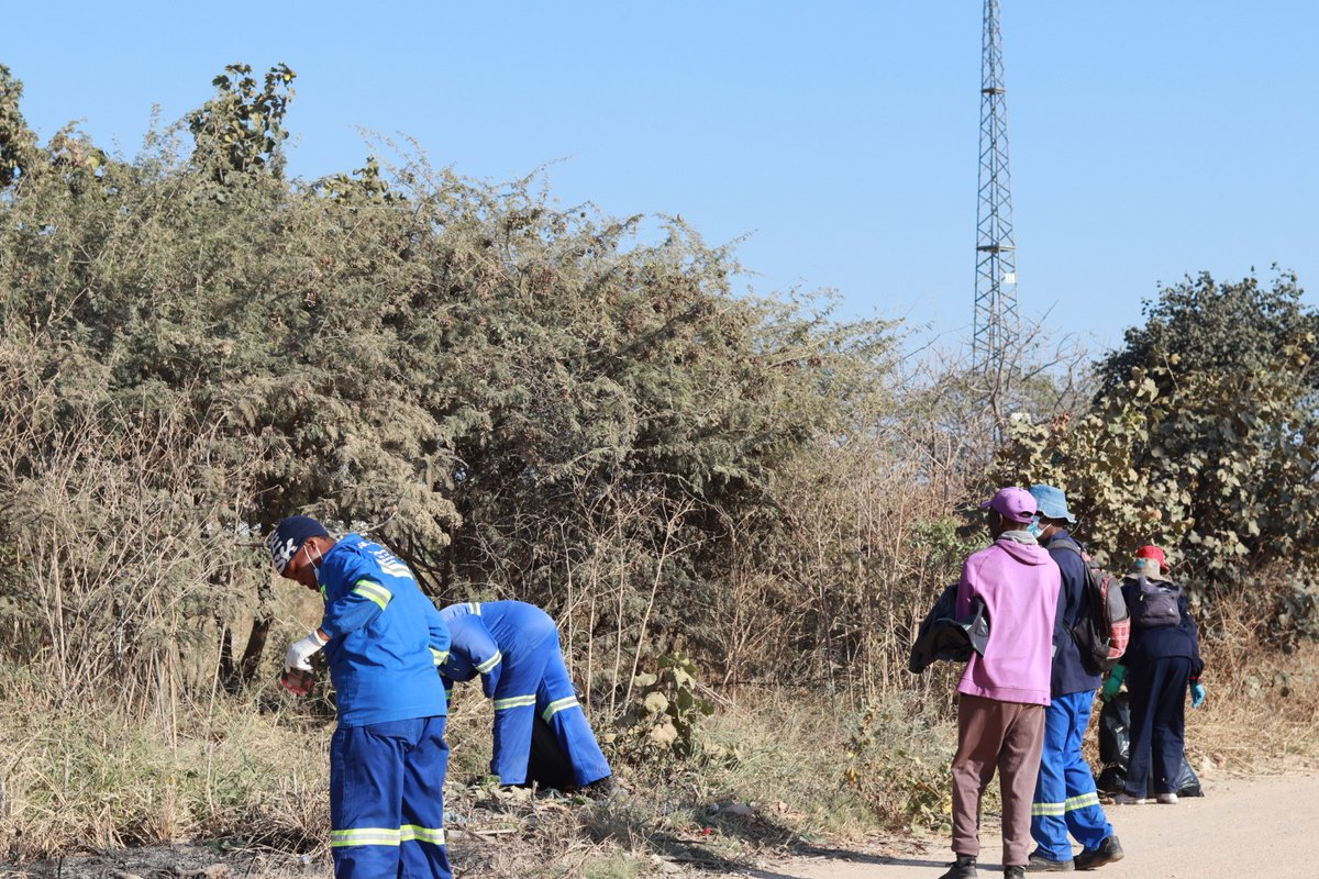 mafakela_hetf's tweet photo. Today, residents, community leaders, volunteers, &amp; stakeholders came together for a successful clean-up exercise across Ward 16.
The team covered several illegal dumpsites, Chigumira Business Centre, areas in &amp; around Luveve Clinic, &amp; other public spaces
#AsibuyeliEmuva
#MHETF https://t.co/wRm1zU8HgV